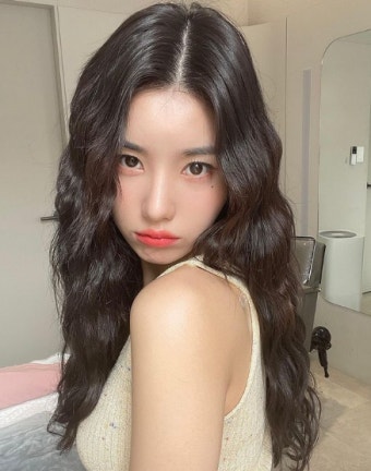 권은비, 아이즈원 첫 솔로 출격...커밍순 포스터 깜짝 공개