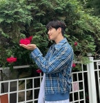 김선호, 장미보다 활짝 러블리 미소...훈훈美 일상 포착