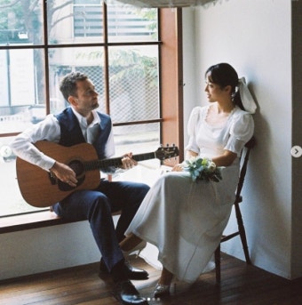 다니엘 튜더와 결혼 '임현주 아나운서' 파격 그 자체...'안경 앵커·노브라 생방송' 과거 방송 재조명