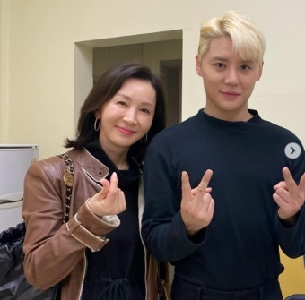전인화, 김준수와 다정샷..뮤지컬 '엘리자벳' 관람 