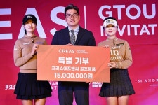 [ NI포토] 크리스에프앤씨, 골프장학생에 골프용품 기부
