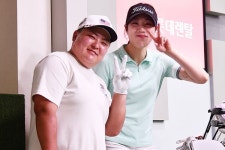 [NI포토] 이나경·정혜윤 프로, 귀엽게 브이브이