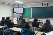 부산 해원초교, 전자칠판 한 대 구입비로 전교실 첨단 강의 인프라 구축