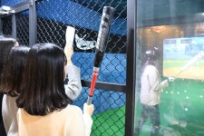 스포츠 마니아 모이는 실내 게임존…VR 스크린야구 인기