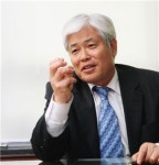 “아이디어는 주변에서, 실험은 몸소”