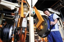 [100년기업의 조건]자동차 타이어 첫 생산 토종기업