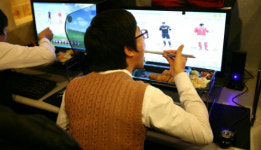 게임하며 돈까스 먹는 이색 푸드까페 PC방 등장