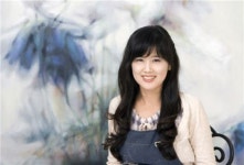 서양화가 신정옥 | 開花, 결 고운 생명력이 내뿜는 존재의 향기