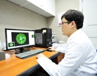 [직업의세계] 보석감정사, 영롱하고 오묘한 빛의 가치를 정하다