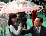 NH농협생명, 어린이 교통안전 투명우산 배부 행사