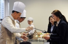 신한생명 이성락 사장, 직원들에게 떡국 배식과 함께 설날인사