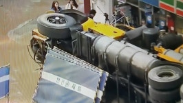 현대백화점 신촌 앞 도로 무너져