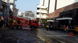 [사진] 현대백화점 신촌 앞 도로 붕괴, 원인은 침수방지 작업 때문?