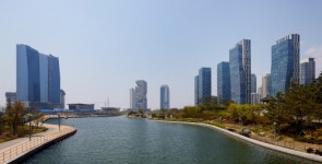 부동산개발업, 등록요건 완화…업체당 年6680만원 등록비 절감