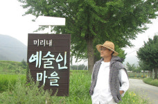 〔화가의 집｜도예가 변승훈①〕 화도불이(畵陶不二)-흙을 태초의 상태로 되돌리는 흔적