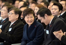 한화솔라넷에스원 | 삼성과 LG, “선택과 집중이냐, 연결의 시너지냐”