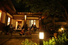 북촌한옥마을, 봄으로 다시 한 번 꽃 피다