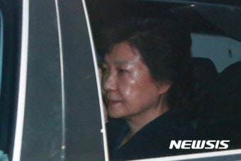 윤 대통령, 구속 전 피의자 심문에 출석하기 위해 출발하여 법원 판단 기다려
