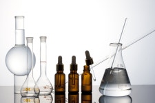 믿음 가는 제약사 화장품, 왜 약국에선 구입하지 않을까