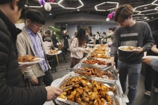 [2017 해피컴퍼니] 치킨 60마리가 순식간에 사라진 사연은?