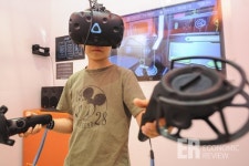[오프라인의 재발견] 낡고 작은 오락실, 최첨단 VR 게임방으로