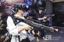 [오프라인의 재발견] 낡고 작은 오락실, 최첨단 VR 게임방으로