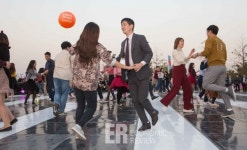[ER동영상] 음악에 맞춰 소셜댄스파티