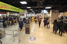 [Story포토] AI로봇 쇼핑도우미 이마트 의왕점 모습은?