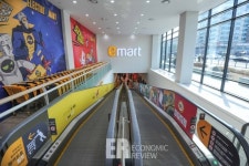 [Story포토] AI로봇 쇼핑도우미 이마트 의왕점 모습은?