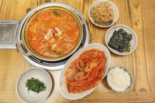 [생명을 살리는 착한 맛집] 서대문역 한옥집 김치찜