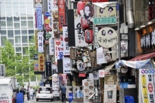 [사진으로 보는 경제] 온라인 전성시대, 먹거리 점포로 채워지는 도심 1층점포들