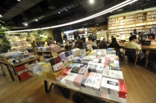 [사진으로보는 경제] 백화점, 서점을 품은 까닭은?