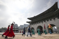 [사진으로 보는 경제] 무더위 경제, 그늘 같은 사람들