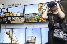 [ER포토] VR·AR 이젠 장난 아니다 ㅎㅎㅎ