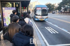 [ER 포토] 고양 명성운수 파업 이틀째·· 시민들 출근길 걱정