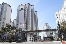 [Story포토] 달라야 뜬다 정문 입구로 알아본 아파트 브랜드