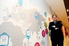 [바이오 핵인싸] 사장님도 시술받았다…카티스템 세계화 시동