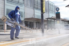 [코로나19/ER포토] 코로나19 확산 예방 버스 차고지 방역