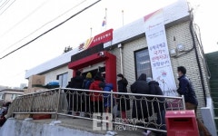 [ER포토] 로또당첨보다 어려운 마스크 구하기 직장도 못가고 마스크 사러 왔어요