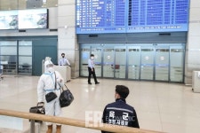 [ER 포토] 인천공항, 옥외에 개방형 선별진료소 운영