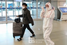 [ER 포토] 인천공항, 옥외에 개방형 선별진료소 운영