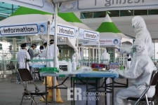 [ER 포토] 인천공항, 옥외에 개방형 선별진료소 운영