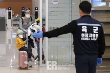 [ER 포토] 인천공항, 옥외에 개방형 선별진료소 운영