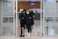 [ER 포토] 인천공항, 옥외에 개방형 선별진료소 운영
