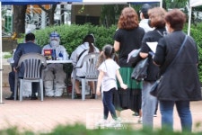 [Story포토] 인천시청, 부개3동주민센터 방문한 시민 코로나19 검사 요청