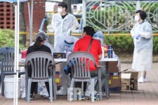 [Story포토] 인천시청, 부개3동주민센터 방문한 시민 코로나19 검사 요청