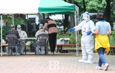 [Story포토] 인천시청, 부개3동주민센터 방문한 시민 코로나19 검사 요청