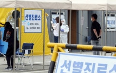 [코로나19] 인천 중구서 80대 확진...마스크 착용