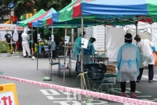 [Story 포토] 폭염과 사투를 벌이는 코로나19 선별진료소 의료진