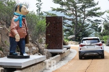 [Story 포토] 차안에서 조각작품을... 크라운해태, 이색 전시회 열어 눈길